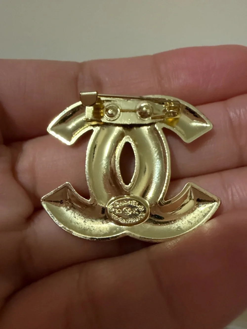 CHANEL Gold Quilted Interlocking CC Brooch - Picture 2 of 3